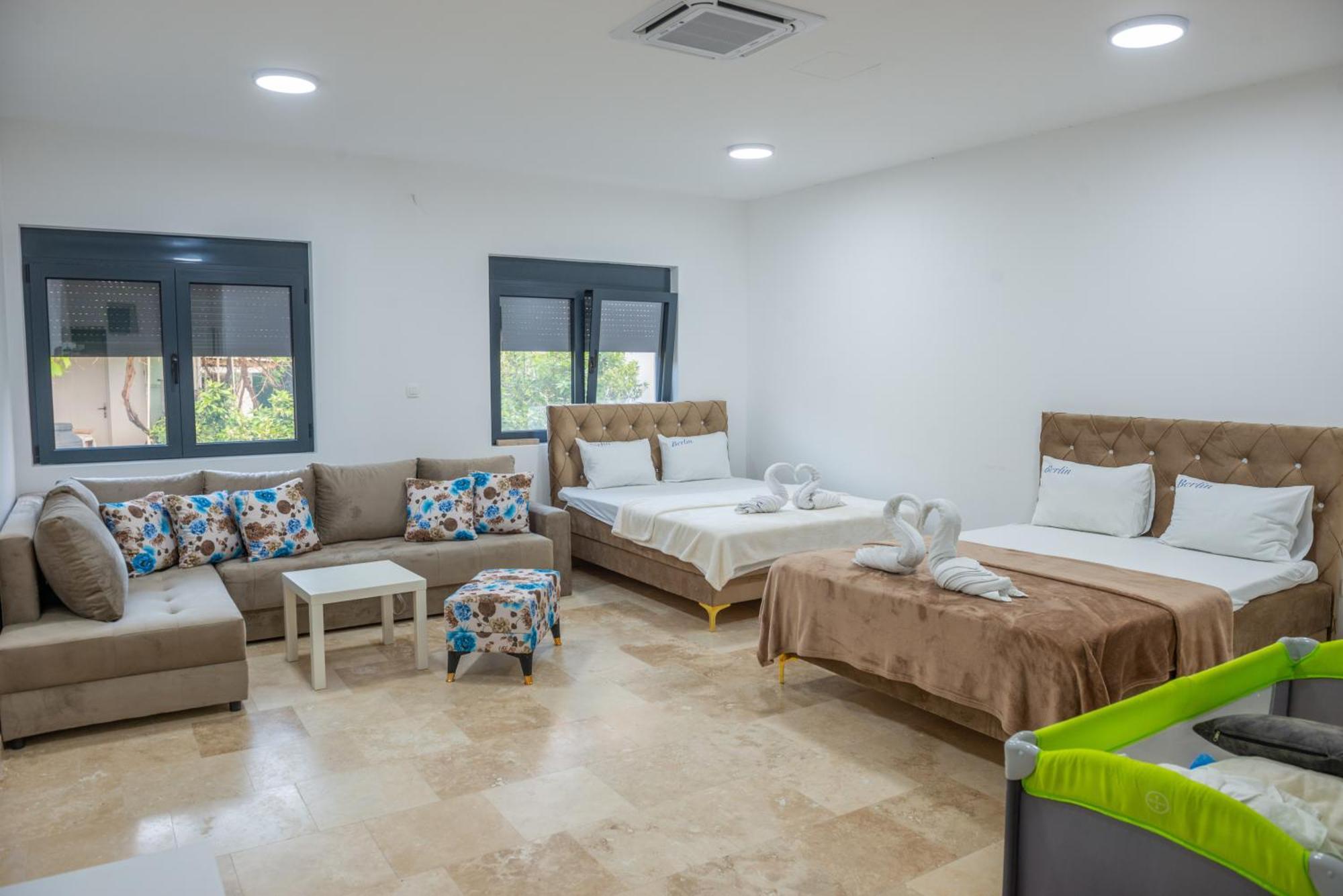 Premium Berlin With Pool Bed & Breakfast Улцин Екстериор снимка