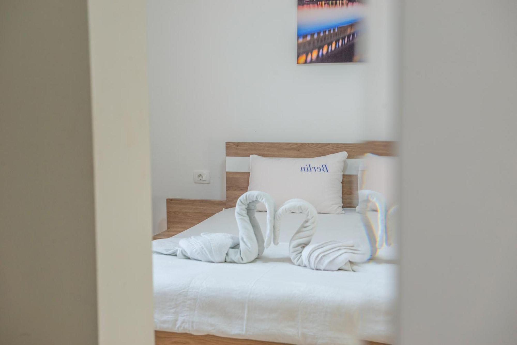 Premium Berlin With Pool Bed & Breakfast Улцин Стая снимка